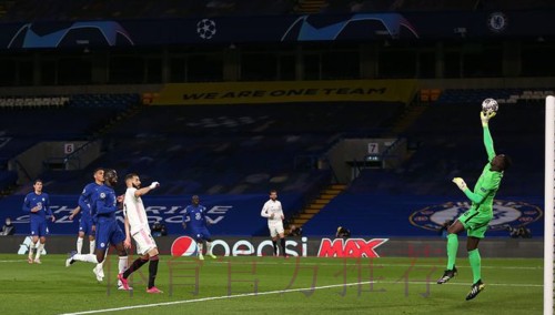 蓝军门神高难度神扑!5救险封杀皇马 逼近欧冠纪录